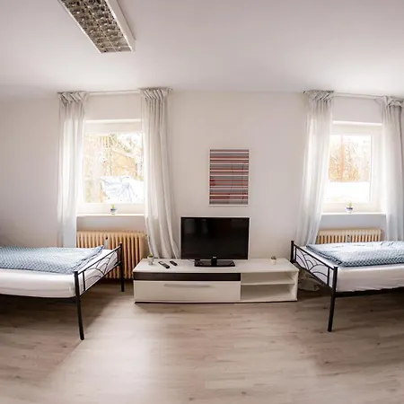 Yello Homes - Grosses - Am Waldrand, 15 Min Bis Nuernberg Messe, Fuer 8 Personen, 2 Wc's Lägenhet *