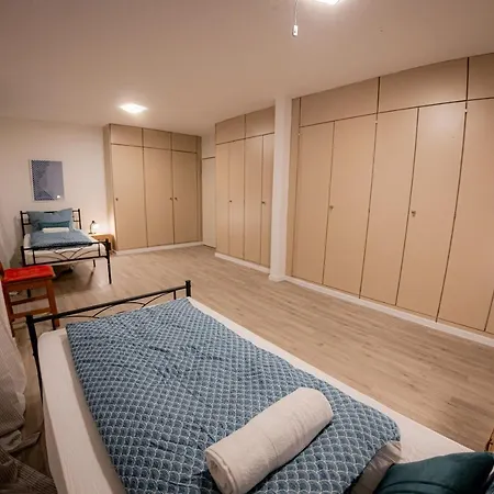 Yello Homes - Grosses - Am Waldrand, 15 Min Bis Nuernberg Messe, Fuer 8 Personen, 2 Wc's Lägenhet *