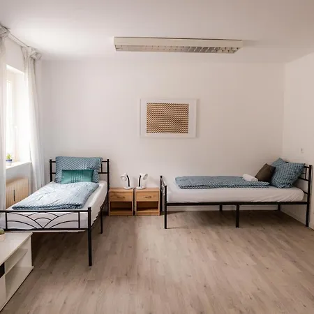 Yello Homes - Grosses - Am Waldrand, 15 Min Bis Nuernberg Messe, Fuer 8 Personen, 2 Wc's Lägenhet Schwarzenbruck