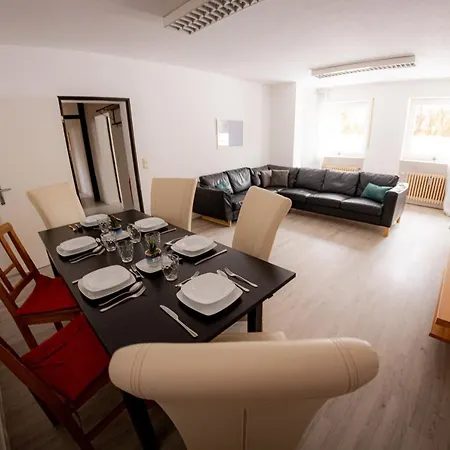 Yello Homes - Grosses - Am Waldrand, 15 Min Bis Nuernberg Messe, Fuer 8 Personen, 2 Wc's Lägenhet
