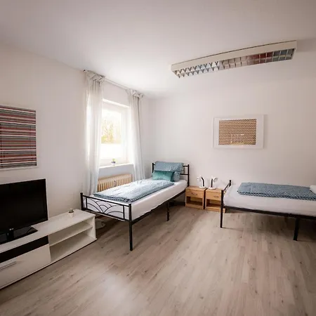 Yello Homes - Grosses - Am Waldrand, 15 Min Bis Nuernberg Messe, Fuer 8 Personen, 2 Wc's Lägenhet Schwarzenbruck