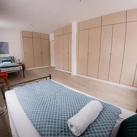 Yello Homes - Grosses - Am Waldrand, 15 Min Bis Nuernberg Messe, Fuer 8 Personen, 2 Wc's Lägenhet