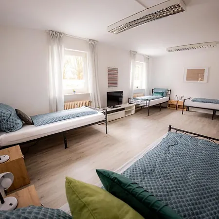 Yello Homes - Grosses - Am Waldrand, 15 Min Bis Nuernberg Messe, Fuer 8 Personen, 2 Wc's * Schwarzenbruck