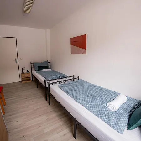 Lägenhet Yello Homes - Grosses - Am Waldrand, 15 Min Bis Nuernberg Messe, Fuer 8 Personen, 2 Wc's