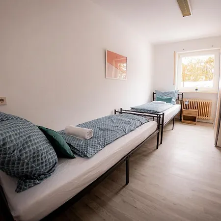 Yello Homes - Grosses - Am Waldrand, 15 Min Bis Nuernberg Messe, Fuer 8 Personen, 2 Wc's Lägenhet Schwarzenbruck