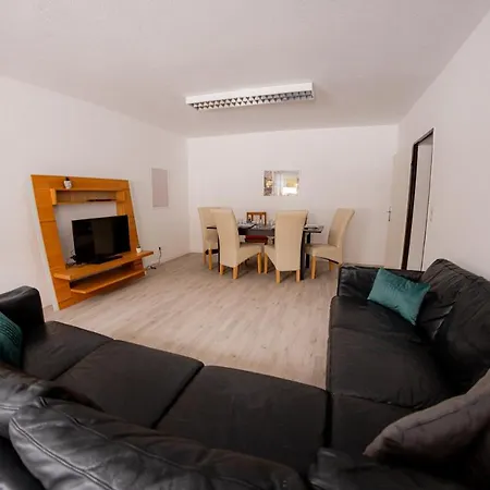 Yello Homes - Grosses - Am Waldrand, 15 Min Bis Nuernberg Messe, Fuer 8 Personen, 2 Wc's Lägenhet Schwarzenbruck