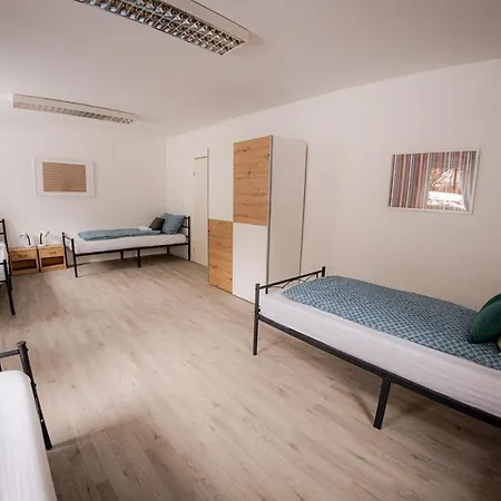 Yello Homes - Grosses - Am Waldrand, 15 Min Bis Nuernberg Messe, Fuer 8 Personen, 2 Wc's * Schwarzenbruck