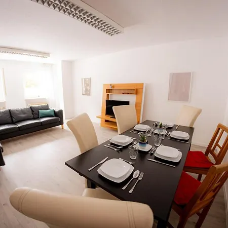 Yello Homes - Grosses - Am Waldrand, 15 Min Bis Nuernberg Messe, Fuer 8 Personen, 2 Wc's Schwarzenbruck