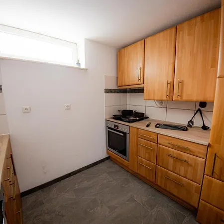 Yello Homes - Grosses - Am Waldrand, 15 Min Bis Nuernberg Messe, Fuer 8 Personen, 2 Wc's * Schwarzenbruck