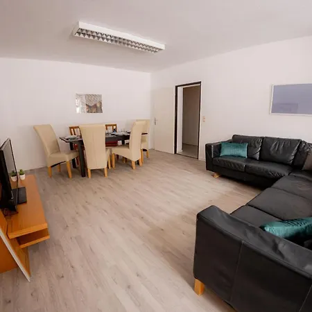 Yello Homes - Grosses - Am Waldrand, 15 Min Bis Nuernberg Messe, Fuer 8 Personen, 2 Wc's *