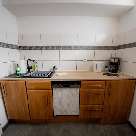 Yello Homes - Grosses - Am Waldrand, 15 Min Bis Nuernberg Messe, Fuer 8 Personen, 2 Wc's *
