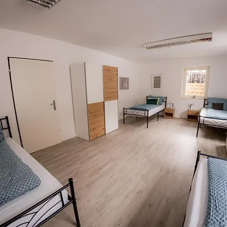 Yello Homes - Grosses - Am Waldrand, 15 Min Bis Nuernberg Messe, Fuer 8 Personen, 2 Wc's