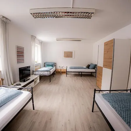Yello Homes - Grosses - Am Waldrand, 15 Min Bis Nuernberg Messe, Fuer 8 Personen, 2 Wc's